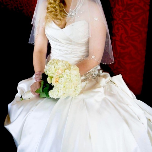 Ivory Vintage Hourglass Wedding Gown - Picture 3 of 9